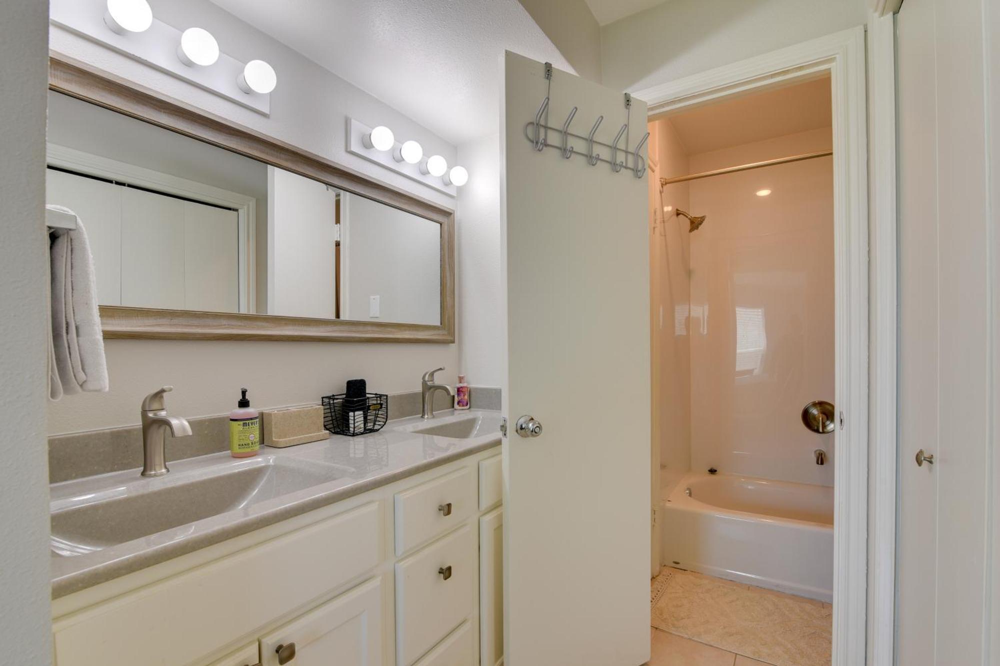 Galveston Townhome With Balconies Walk To Beach! 외부 사진
